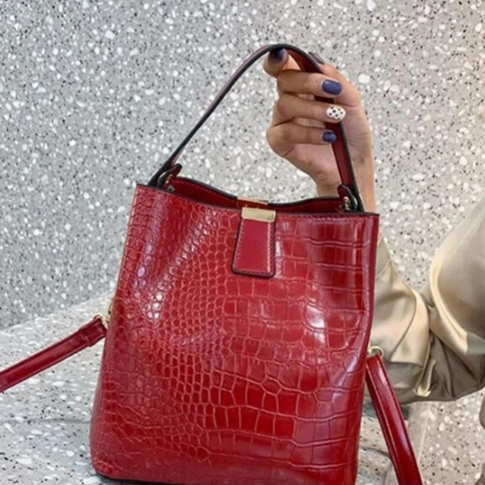Red Faux Leather Handbags, Crossbody Bag, Purse, Shoulder Bag, Tote - Picture 4 of 10
